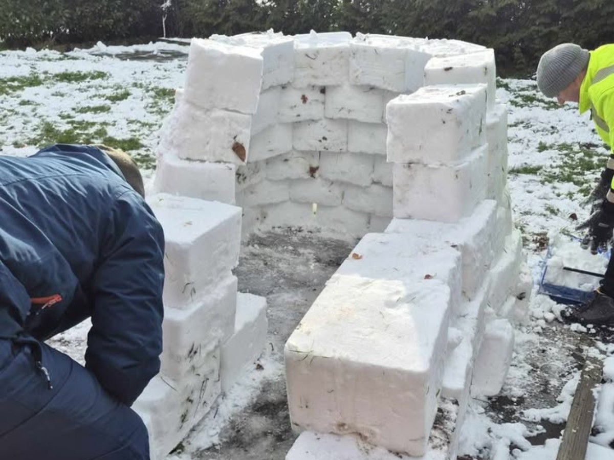 Das Iglu nimmt Form an. / Foto: Privat