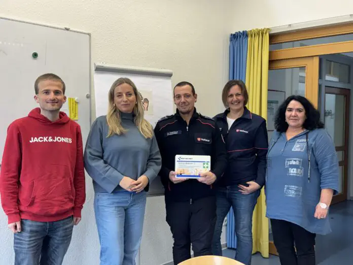 image00001 (7) (v.l.n.r.) Ein Teilnehmer des Kurses, Lisa Simon (Vorstandsvorsitzende der Förderstiftung HHO), Marco Stemmle und Marianna Hülsmeier (Malteser) und Anke Haider (Kurssystem Berufliche Weiterbildung) freuen sich über die Spende für kostenlose Erste-Hilfe-Kurse an der HHO. / Foto: Dana Beckmann