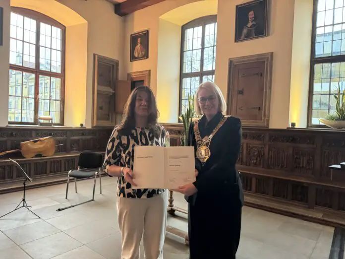 Preisträgerin Marion Wenzel erhält ihre Urkunde von Oberbürgermeisterin Katharina Pötter. / Foto: Dana Beckmann