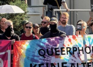 Anti-AfD-Protest in der Wüste: Trillerpfeifen, Parolen und eine Frau, die auf den Gehweg uriniert Demonstration vor dem Parkhaus Rink in der Parkstraße am 6. Sept. 2025