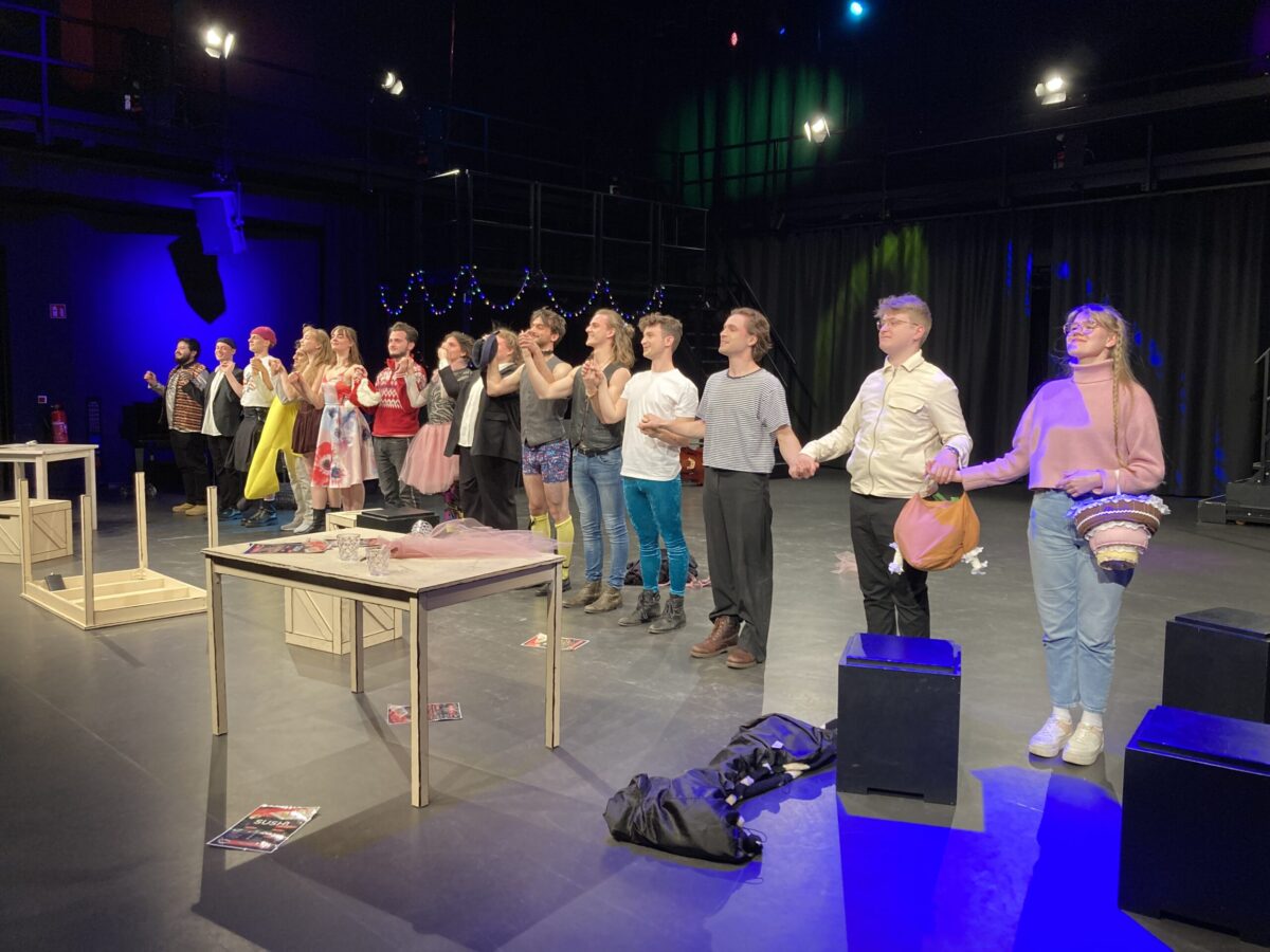 Studierende am IfM Osnabrück begeistern mit Shakespeares „Was ihr wollt“ Alle Mitwirkenden von „Was ihr wollt“. / Foto: Dominik Lapp