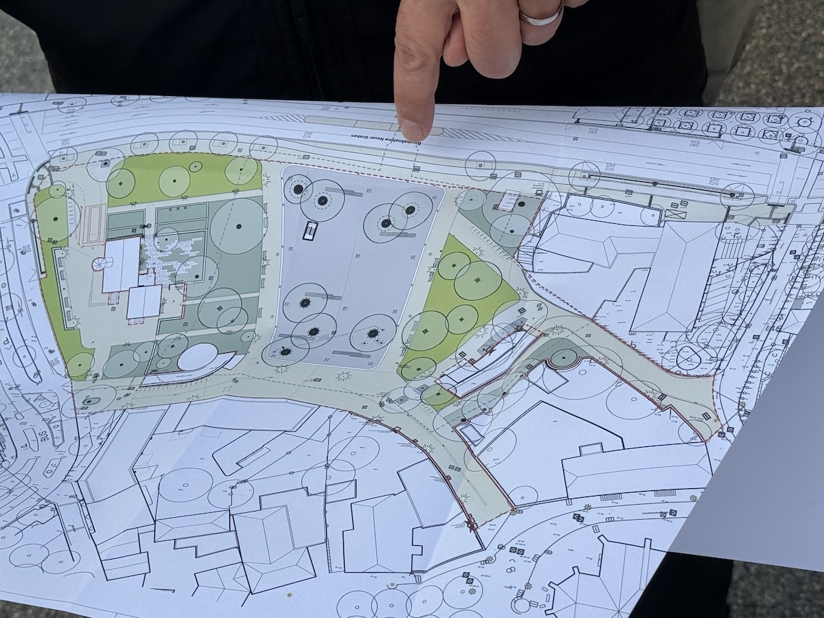 Schmale graue Streifen auf dem Plan zeigen, wo künftig bis zu 11 Meter lange Sitzbänke hinkommen