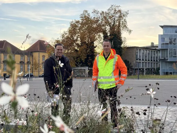 Stadtbaurat Thimo Weitemeier (links) und Bauleiter Florian Knochenwefel auf dem Ledenhof