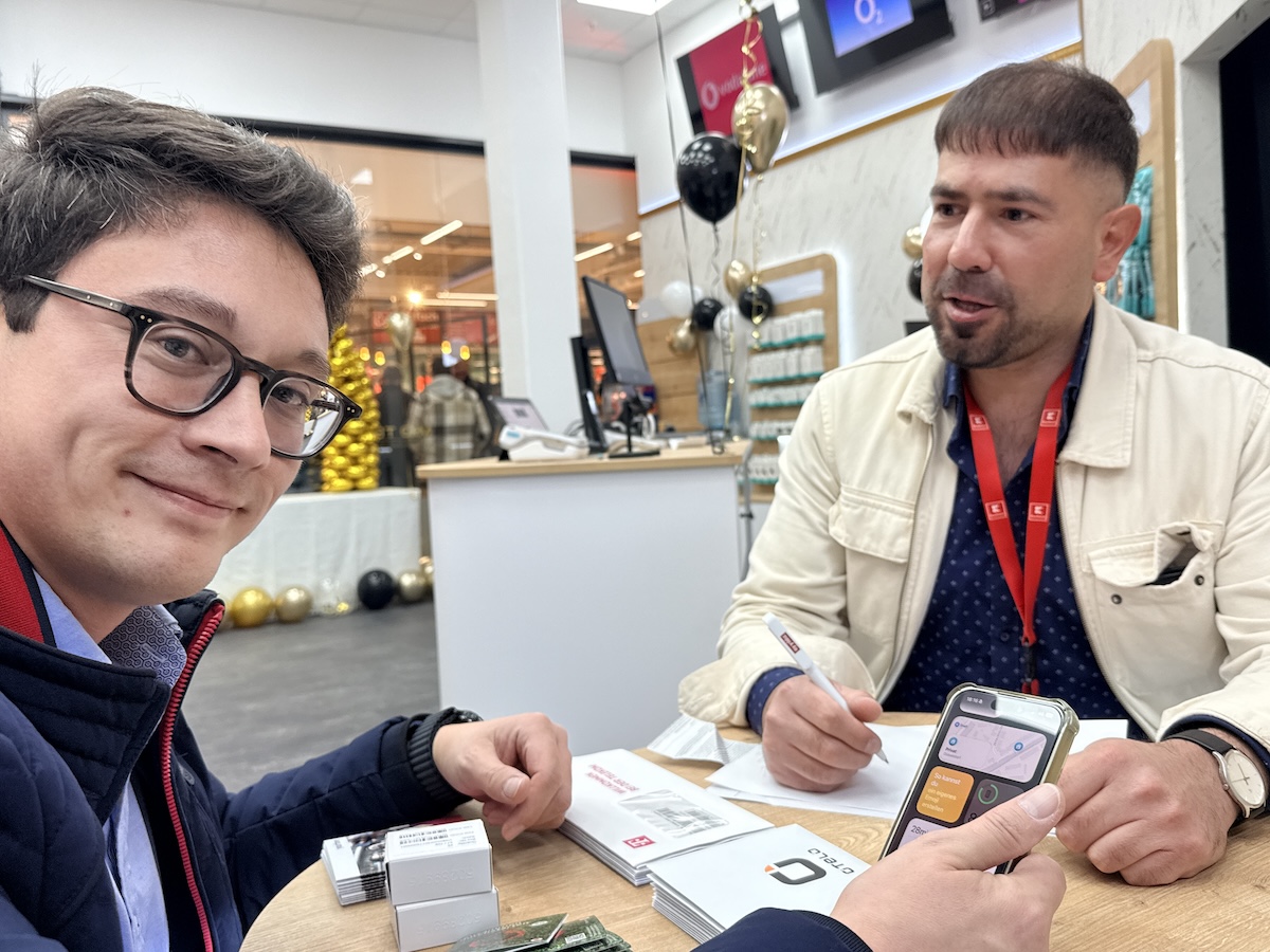 Emre Murat (rechts) im Beratungsgespräch bei MiO Tel im Kaufland Schinkel