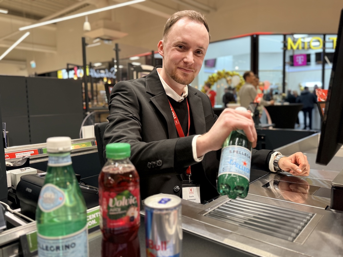 Hier kassiert der Kaufland-Chef (Dustin Andreessen) selbst!