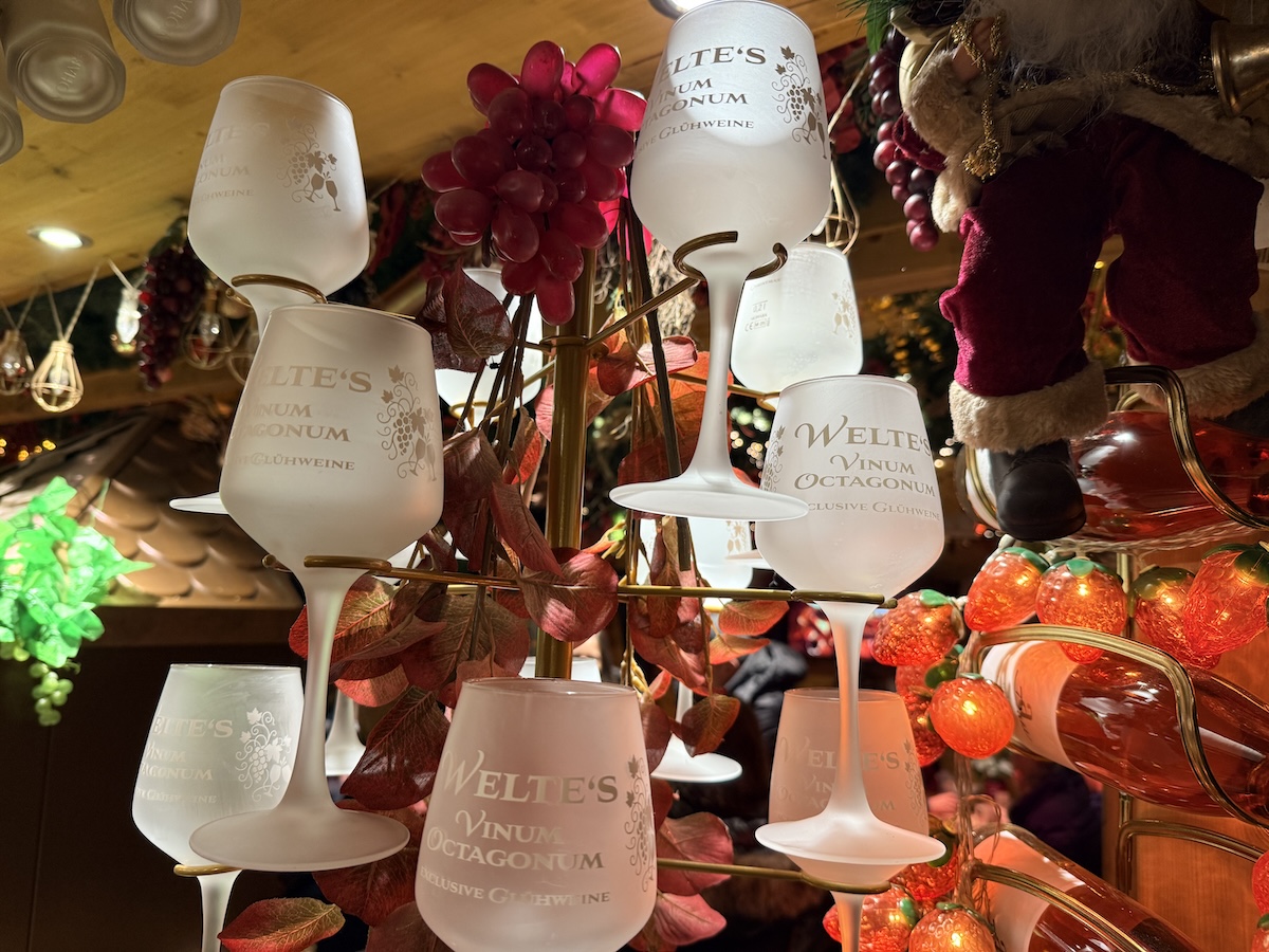 Der Weinglas-Baum im „Vinum Octagonom“