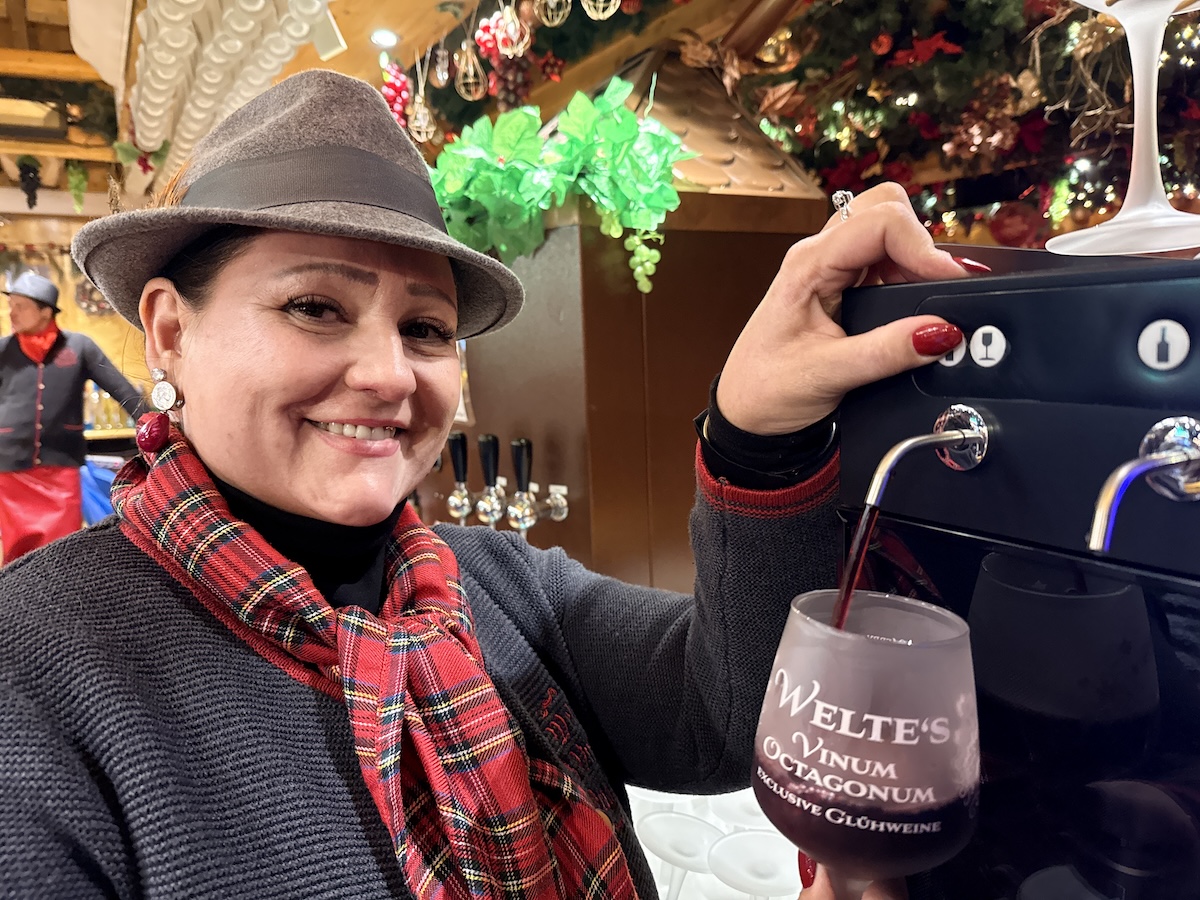 Nein, kein Glühwein: Hier fließt ein roter Merlot ins Weinglas!