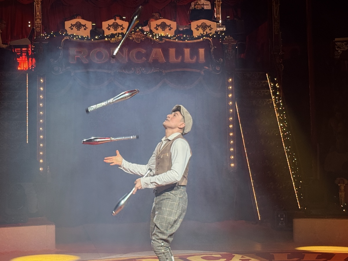 Roncalli Weihnachtscircus begeistert bei Premiere in Osnabrück Noel Aguilar begeistert mit Jonglage im Roncalli Weihnachtscircus Osnabrück 2025