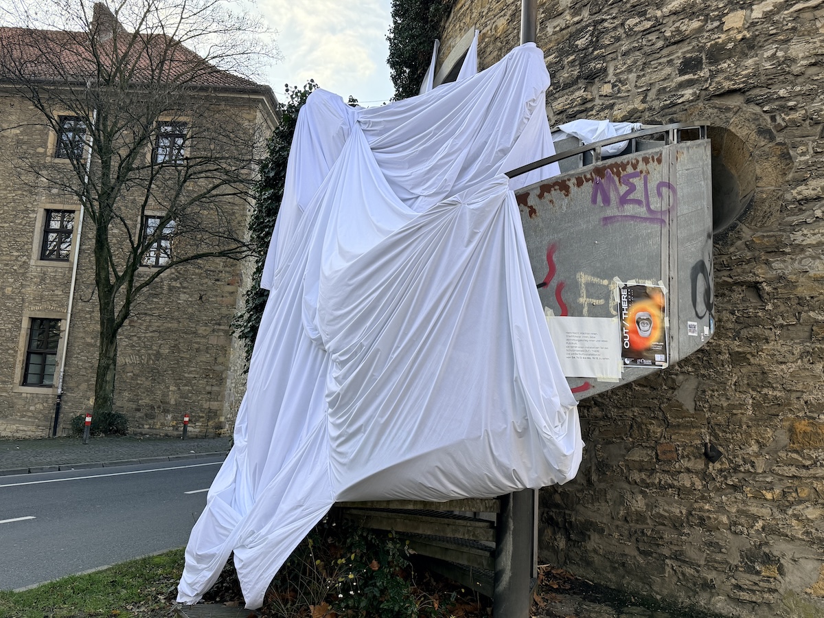 Ist das Kunst oder ein Abischerz vom Ratsgymnasium Osnabrück? OUT/THERE Installation am Bürgerhorsam in Osnabrück