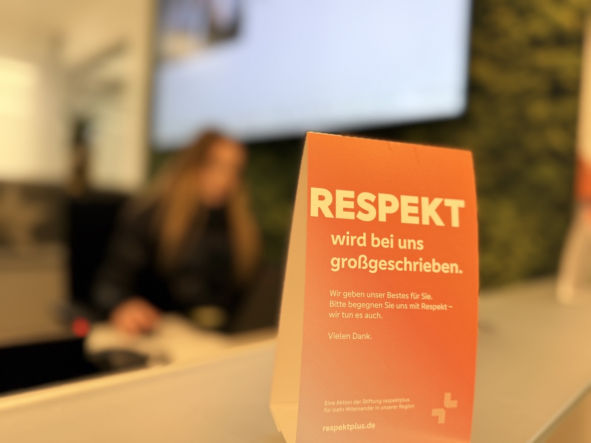 Auch mit kleinen Zeichen, wie diesen Tischaufstellern, wirbt die Stiftung „respektplus“ für ein besseres Miteinander