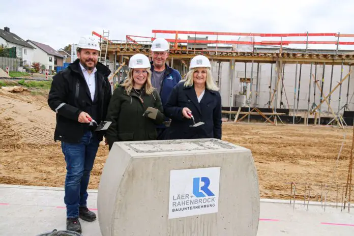 IMG_3168 - Kopie_BU1 Haben gemeinsam die Zeitkapsel im Grundstein der neuen Michaelisschule eingemauert (von links): Maik Rupprecht (BKS Architekten), Ellen Ostermann (Leiterin Michaelisschule), Martin Klausing (Läer&Rahenbrock) und Bürgermeisterin Dagmar Bahlo. / Foto: Stadt Georgsmarienhütte/ Niklas Otten