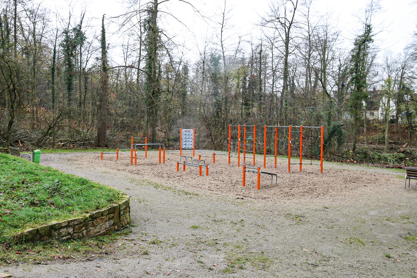 Auch im Bereich der Calisthenics-Anlage zeigt sich ein ungewohnter Anblick. Wo sonst viele Bäume für ein geschlossenes Kronendach gesorgt haben, ragen nun nur noch einzelne Bäume empor. / Foto: Stadt Georgsmarienhütte/Niklas Otten