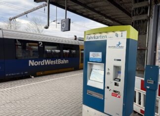 Fahrkartenautomat und Zug der Nordwestbahn. / Foto: Pohlmann