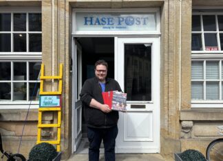 100 Jahre Freilichttheater in Tecklenburg: Dominik Lapp hat am Jubiläumsbuch mitgeschrieben Dominik Lapp mit Buch. / Foto: Guss