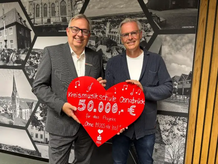 André Schüller (links) und Frank Hartmann freuen sich über die Weiterentwicklung und Ausweitung des Projekts „Ohne MOOS nix los!“ im Landkreis. / Foto: Sparkasse Osnabrück/L. Knemeyer.
