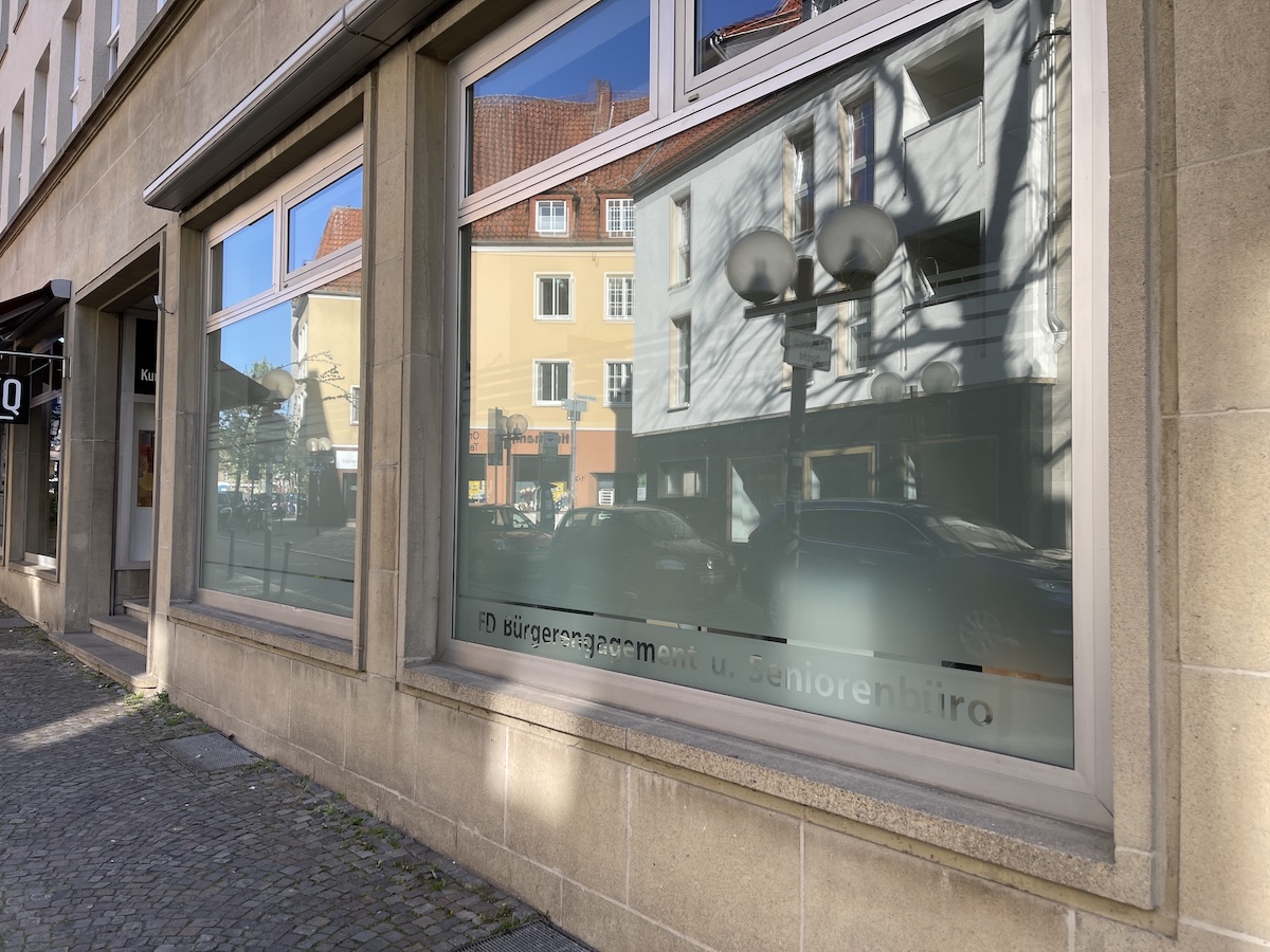 Hinter Milchglasfolie versteckt sich der Fachdienst "Bürgerengagement" und das "Seniorenbüro" in der Bierstraße