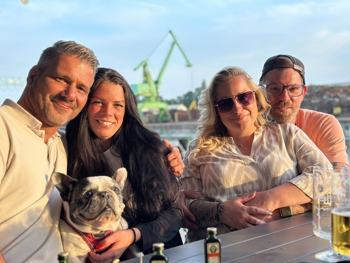Stefan, Maria, Sandy und Marcel genießen als Premierengäste das Strandfeeling im Osnabrücker Stadthafen