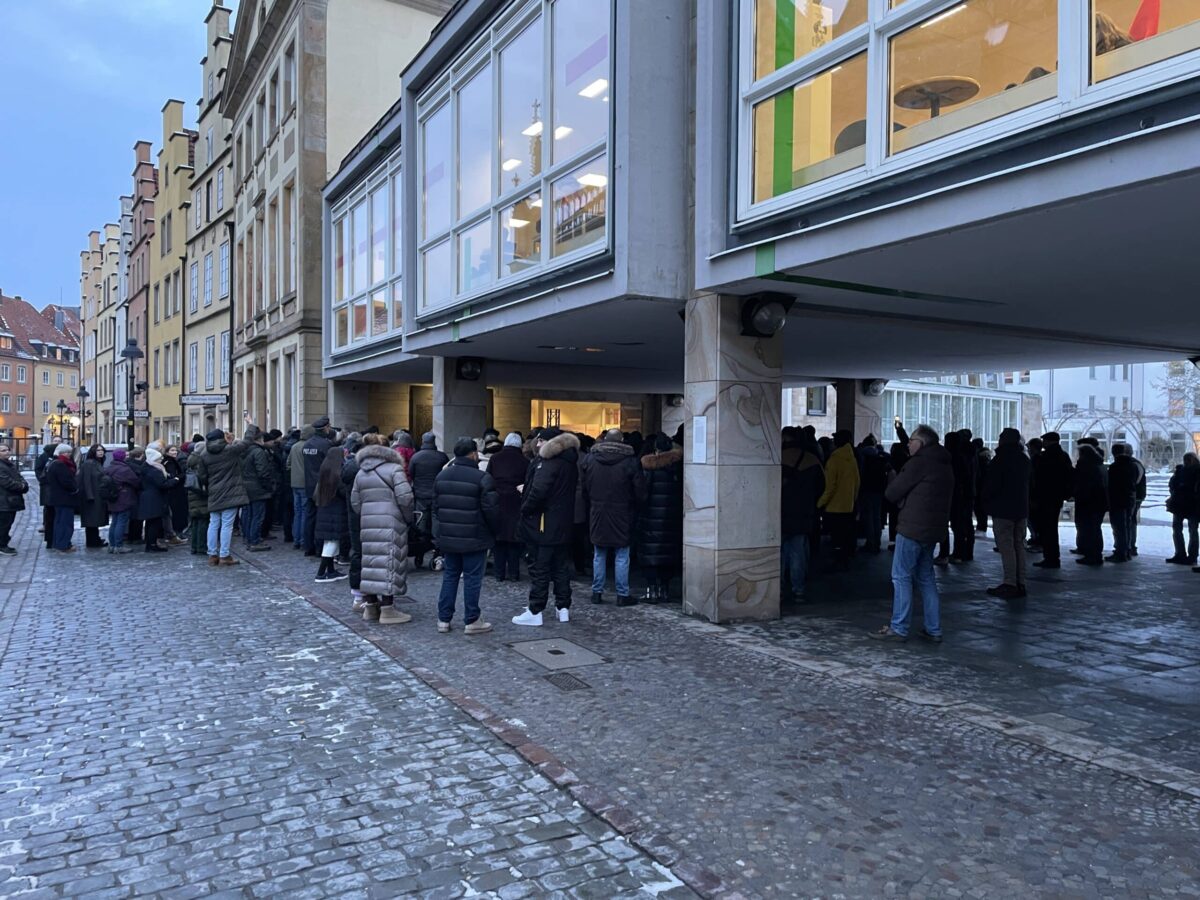 Erinnerung, die wachrüttelt: Osnabrück mahnt am Jahrestag der Auschwitz-Befreiung Zahlreiche Menschen waren zur Gedenkveranstaltung erschienen. / Foto: Dominik Lapp