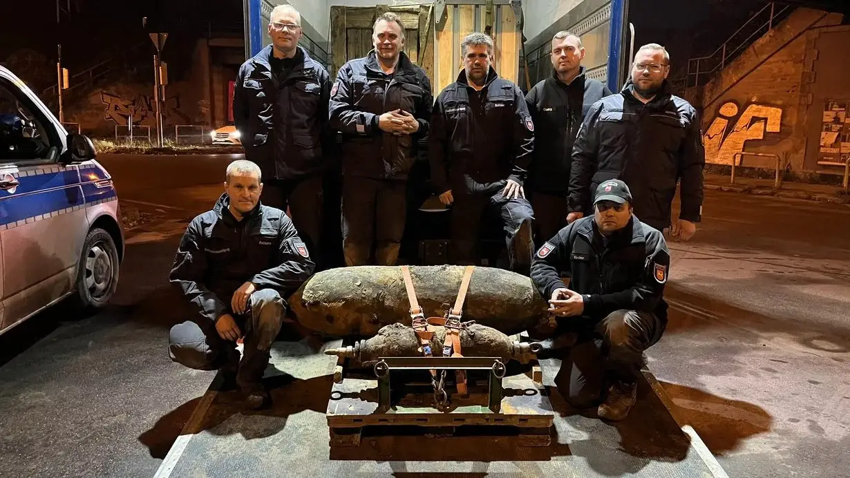 Das Team des Kampfmittelbeseitigungsdienstes am 9. November im Lokviertel (von links): Jens Reiners, Hinrich Brand, Tim Hoferichter, Mirko Batmer, Thomas Globig, Lukas Ahrens und Jann Kirchner (hockend). / Foto: Constantin Binder