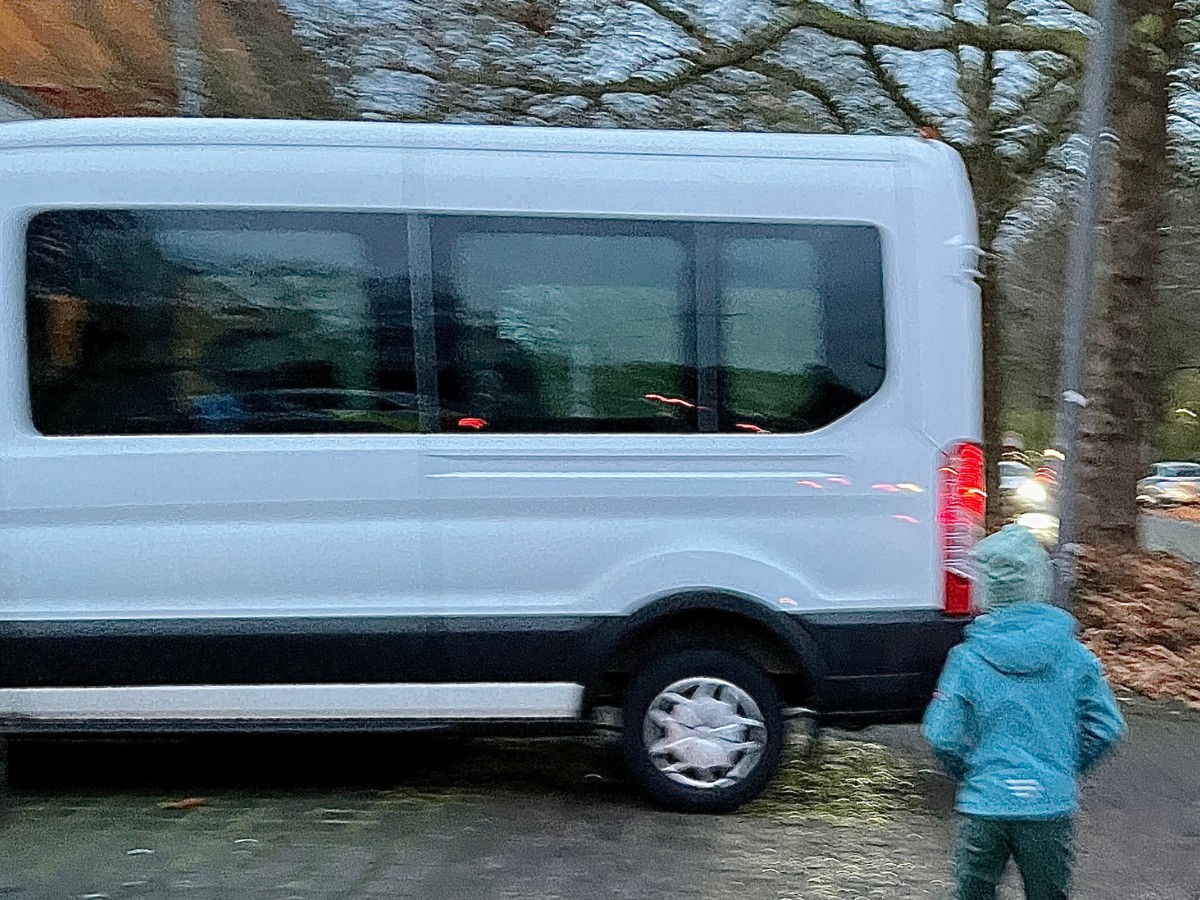 Kleinbus in der August-Hölscher-Straße in Osnabrück. / Foto: Dominik Lapp
