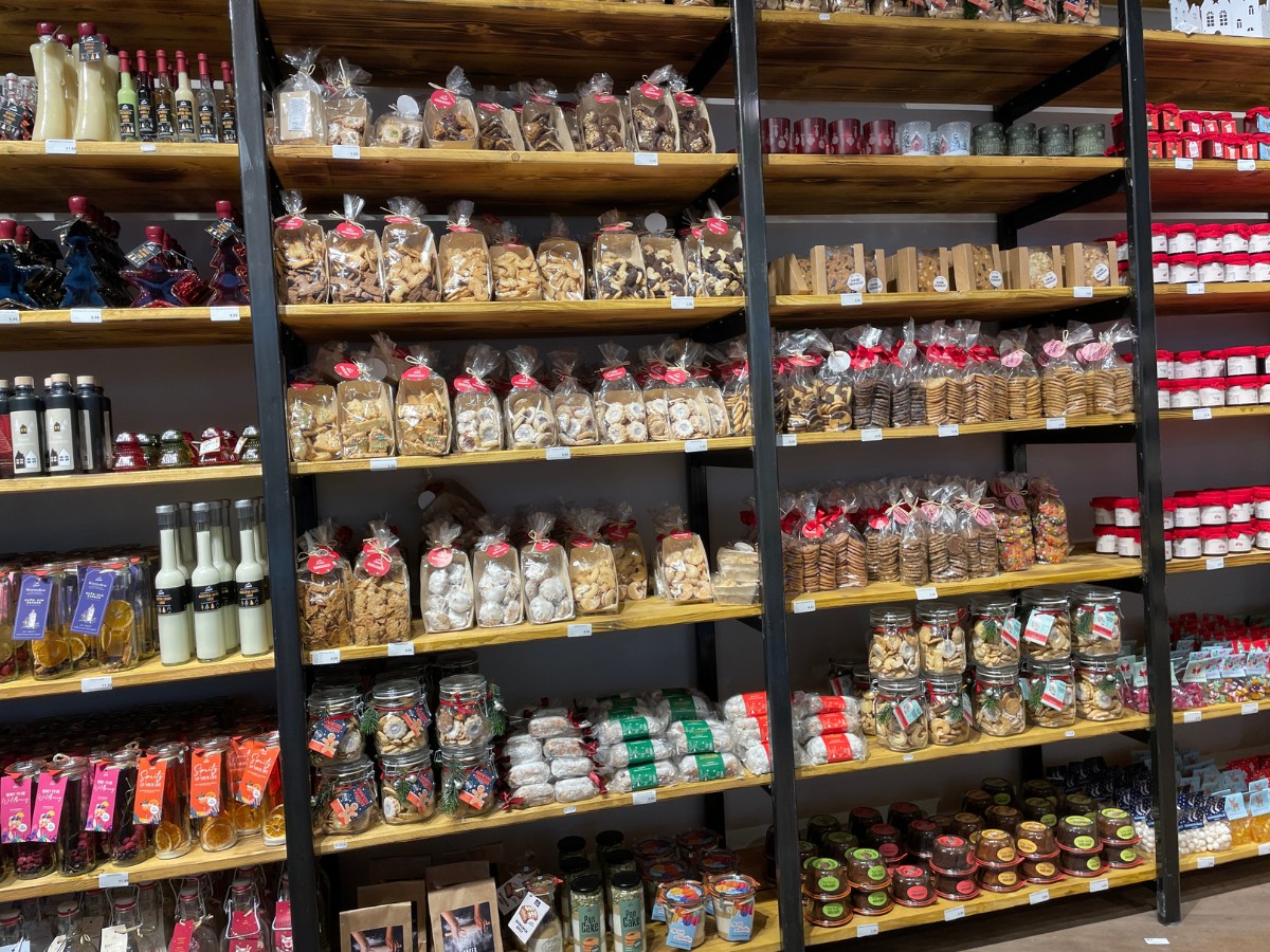 Plätzchen, Aufstriche und viel mehr gehören zum Sortiment von Löbke. / Foto: Dominik Lapp