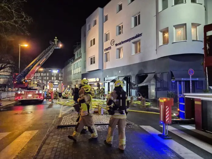 Löscharbeiten am Restaurant Olive (3. Jan. 2026)