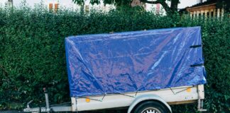 PKW-Anhänger mit Plane und Spriegel