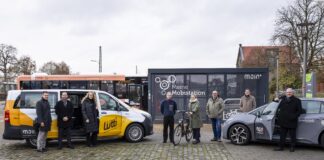 Der On-Demand-Verkehr „Lütti“, Mobilstationen, neue Buslinien und Carsharing: Mit MOIN+ wurden viele neue Angebote im Landkreis Osnabrück erfolgreich getestet. Im Rahmen einer Pressekonferenz wurden die Ergebnisse des Projekts in Bohmte von Landrätin Anna Kebschull, Marcel Paul (Projektleiter Moin+, Landkreis Osnabrück - Bildmitte) und Sarah Born (Projektleiterin Moin+ PlaNOS - Bildmitte) vorgestellt.
