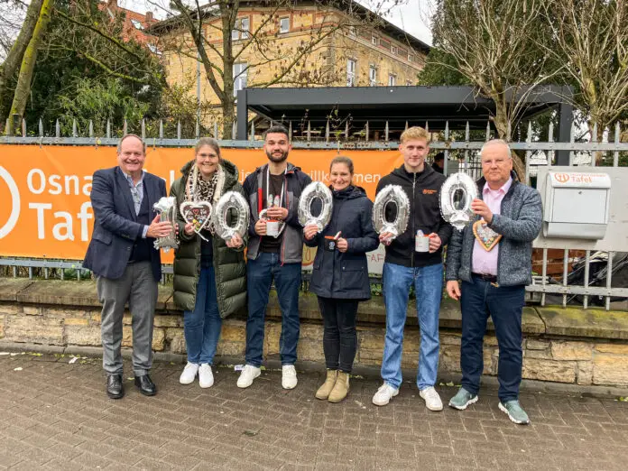 Kaffee Partner spendet insgesamt 10.000 Euro an Osnabrücker Kinderhilfsprojekte: (v.l.n.r.) Jörg Baumgart (CEO Kaffee Partner Gruppe), Alessa Terhorst (Referentin Communications & Events, Kaffee Partner), Bugra Han Ercan (Auszubildender, Kaffee Partner), Bianca Zimmermann (Kindermahlzeit, kath. FABI Osnabrück), Niklas Klinke (Osnabrücker Tafel), Hermann Große-Marke (Osnabrücker Tafel)