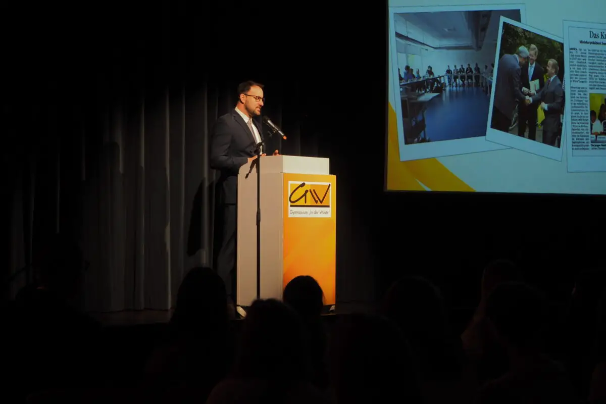 Schulleiter Nils Fischer blickte in seiner Begrüßungsrede auf die vielen politischen Stationen in der Karriere von Christian Wulff.