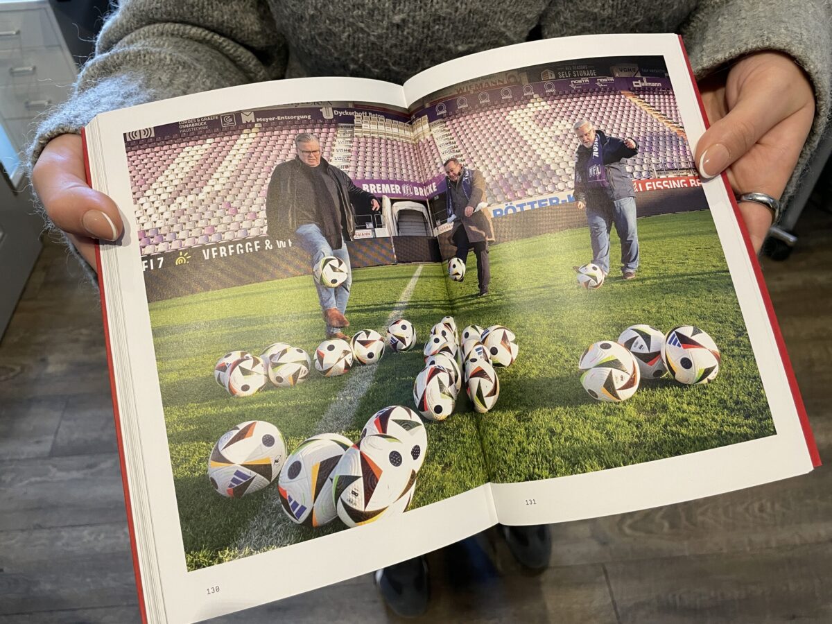 Auch private Einblicke bietet das Buch: Wie hier ein Besuch der drei Pistorius-Brüder im Stadion an der Bremer Brücke. / Foto: Dominik Lapp