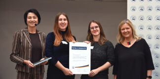 Dr.in Ulla Weber (links) und Maresa Feldmann (rechts), Vorstandsmitglieder des Vereins TOTAL E-QUALITY Deutschland e.V., bescheinigen der Hochschule Osnabrück eine chancengerechte Personal- und Organisationspolitik. Lucie Rolfes (v.l.n.r.), Referentin im Gleichstellungsbüro, und Berit Blawert, Referentin für Chancengerechtigkeit, haben die Antragstellung in diesem Jahr koordiniert und das Prädikat im Rahmen der feierlichen Verleihung Anfang November in Gelsenkirchen entgegengenommen.