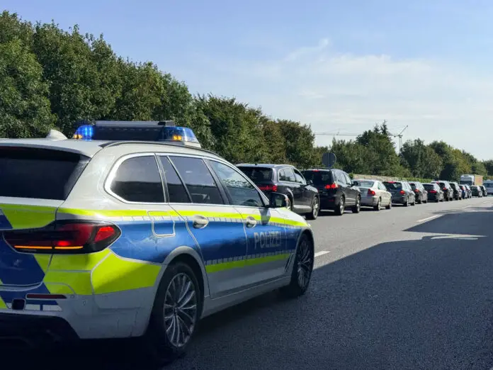 Polizei Streifenwagen der Autobahnpolizei in der Rettungsgasse im Stau auf der Autobahn