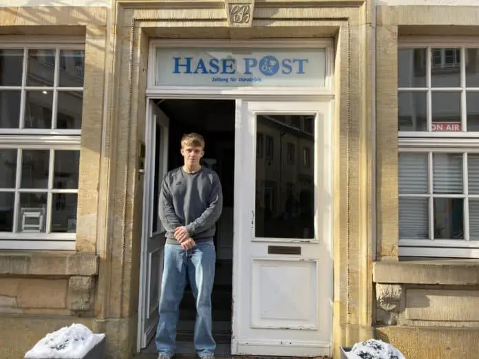 Praktikant Justus vor der HASEPOST-Redaktion. / Foto: Dominik Lapp in Altstadt