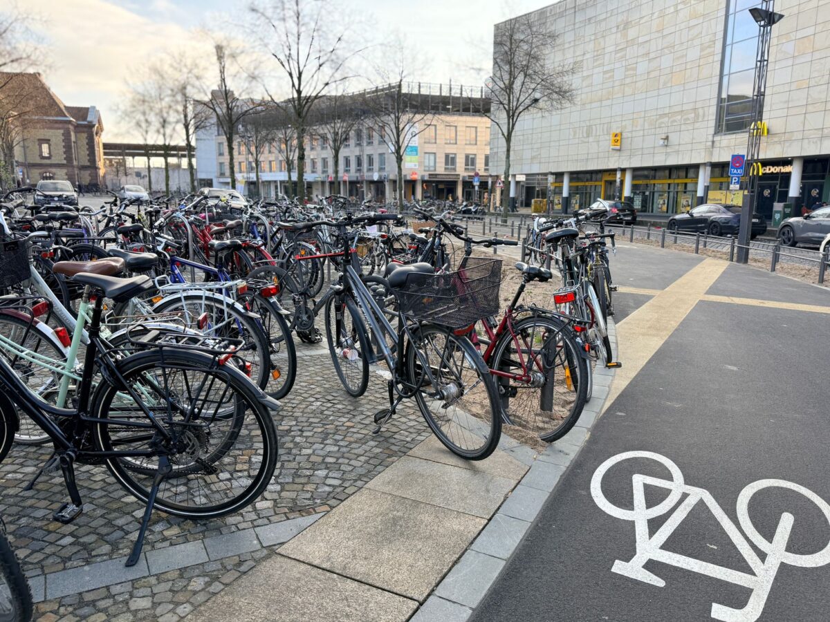 Radboulevard am Hauptbahnhof Osnabrück: Sand statt Grün? Ein Missverständnis! Radboulevard am Hauptbahnhof Osnabrück: Sand statt Grün? Ein Missverständnis!