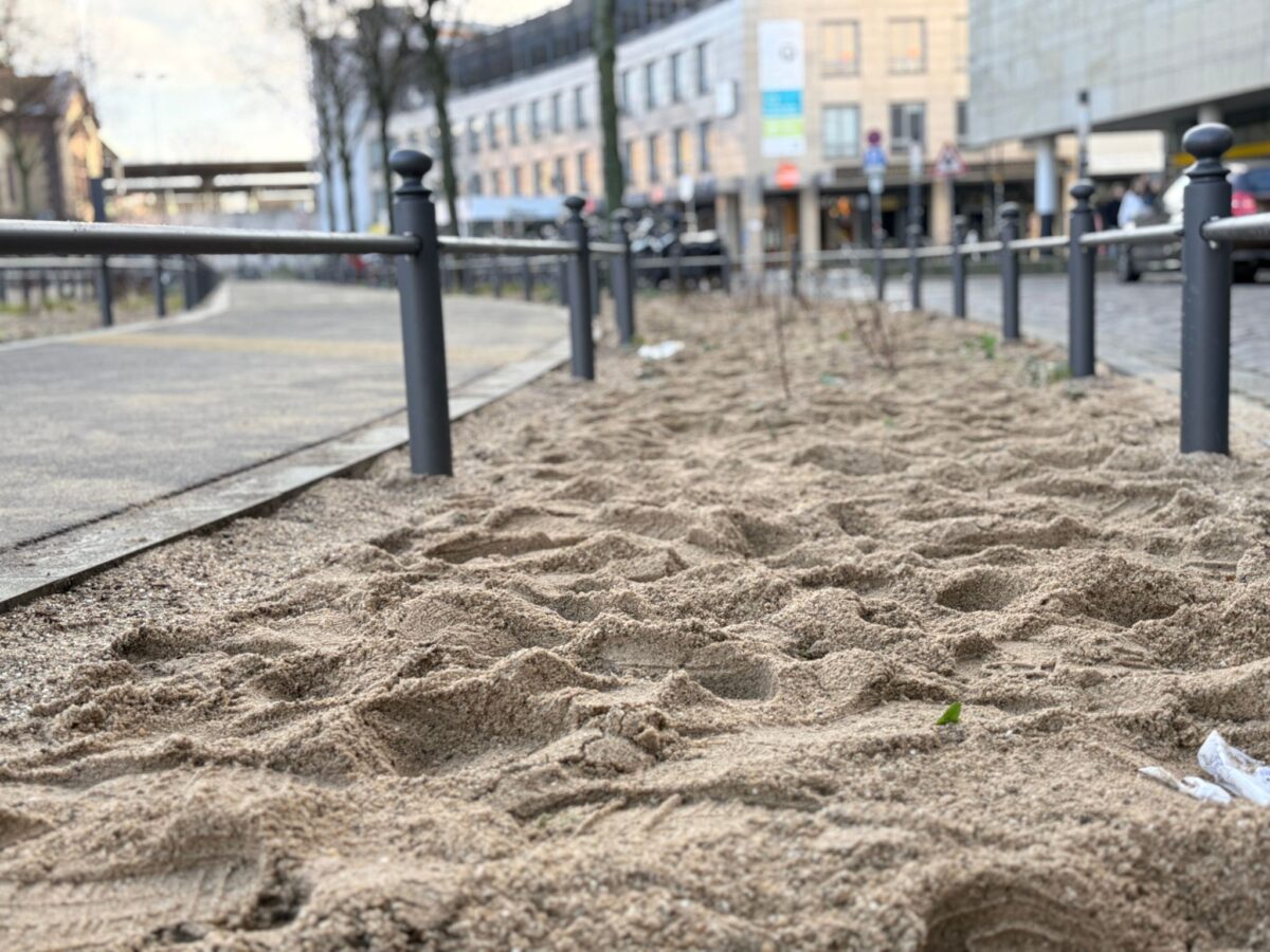 Radboulevard am Hauptbahnhof Osnabrück: Sand statt Grün? Ein Missverständnis! Radboulevard am Hauptbahnhof