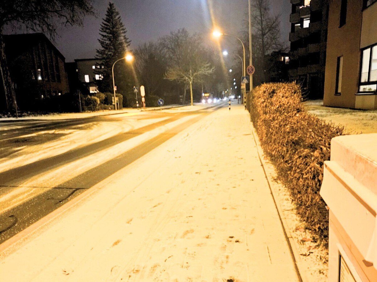 Nicht geräumter Gehweg vor dem Bischof-Lilje-Altenzentrum in der Osnabrücker Rehmstraße. / Foto: Privat