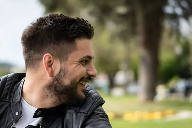 Haarsystem statt Glatze: Warum immer mehr Männer auf die High-Tech-Lösung setzen Gut gelaunt mit vollem Haar