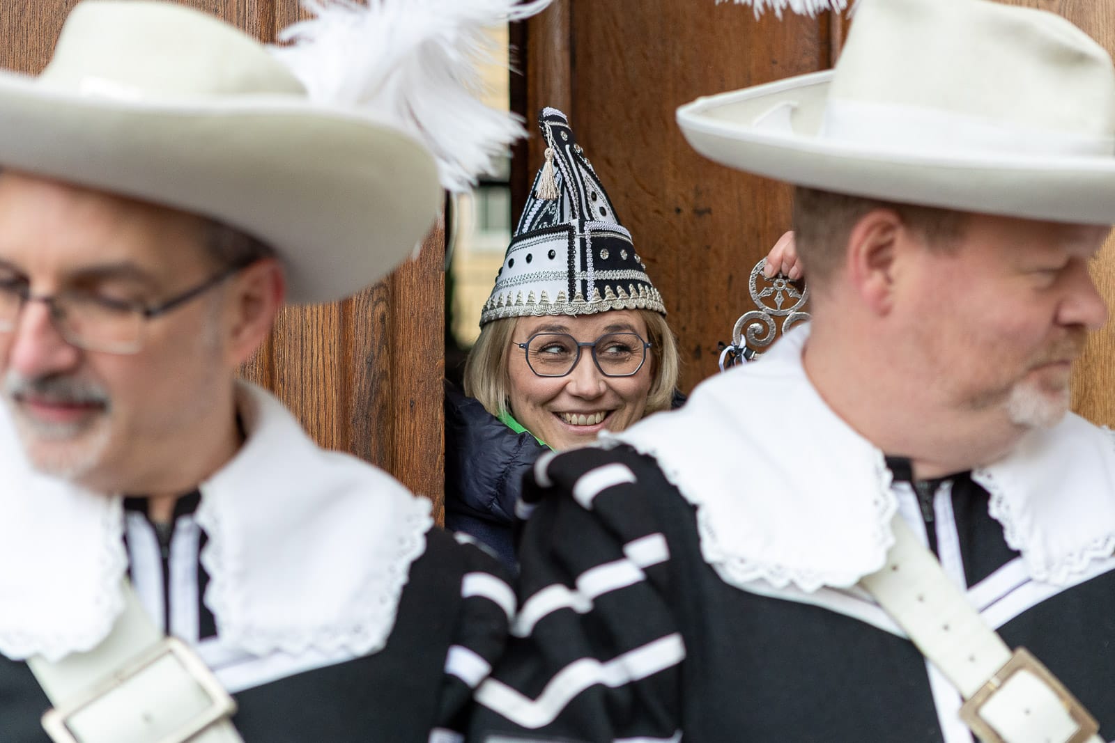 Oberbürgermeisterin Katharina Pötter verteidigt beim Ossensamstag 2023 zusammen mit der Stadtgarde die Rathaustür / Foto: Dieter Reinhard