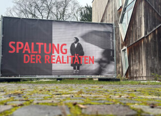 Banner des Projekts im Museumsgarten. / Foto: Sara Josef