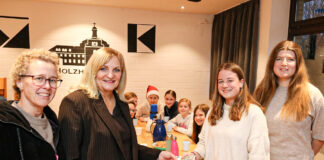 Im Rahmen einer Gruppenstunde der Messdiener Holzhausen haben Katrin Eckart und Bürgermeisterin Dagmar Bahlo die Spende an die beiden Gruppenleiterinnen Lena Klöcker und Emma Langer (von links) übergeben. / Foto: Niklas Otten