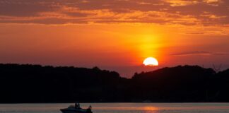 Sportboot bei Sonnenuntergang