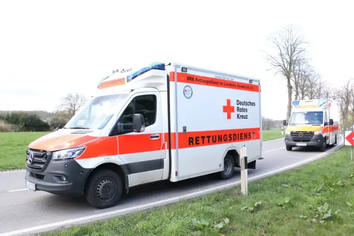 Zwei Rettungswagen auf Landstraße