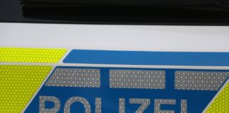 Schriftzug Polizei in Reflexstreifen