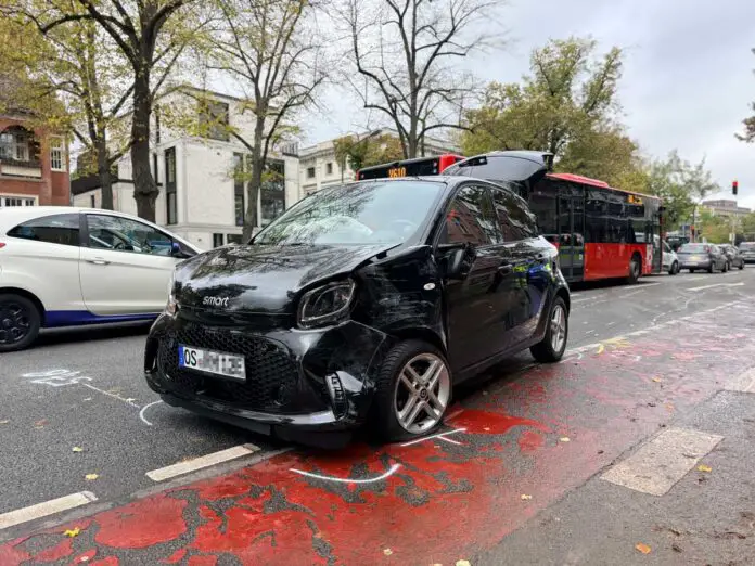 Der Smart fuhr frontal in den Gegenverkehr
