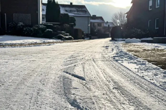 Glatte Straße in Georgsmarienhütte. / Foto: Niklas Otten
