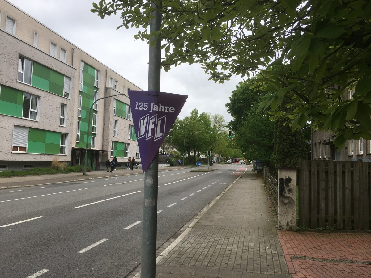 VfL-Wimpel an der Natruper Straße. / Foto: Lapp