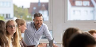 Völkerschule bleibt bei Wirtschaftsschulen.