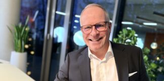 Heiko Engelhard, Vorstand der Vereinigten Volksbank, und der Zahlungsverkehrskoffer