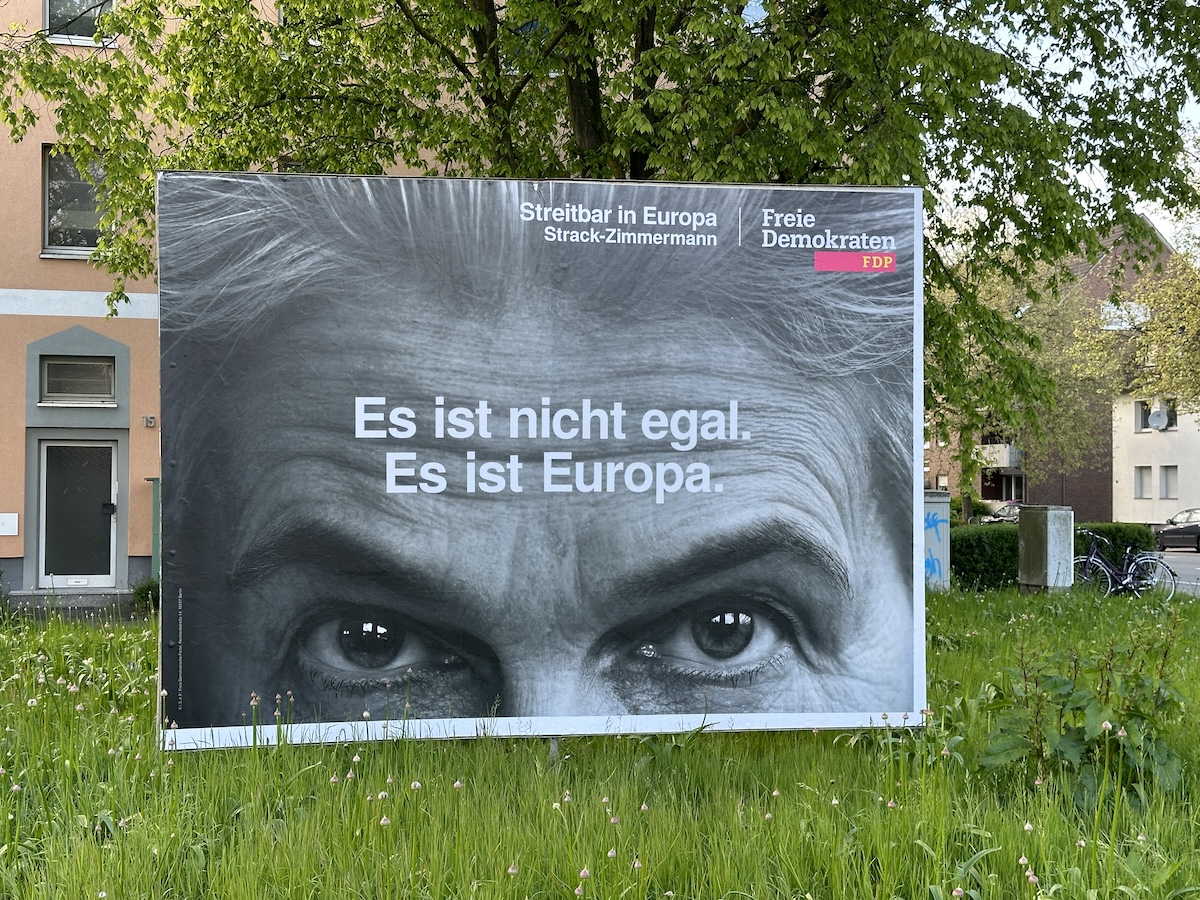 Wahlplakat von Marie-Agnes Strack-Zimmermann (FDP) zur Europawahl 2024, aufgenommen in Osnabrück